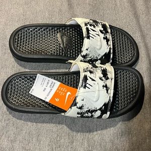 Nike slides black and white print, black foot
